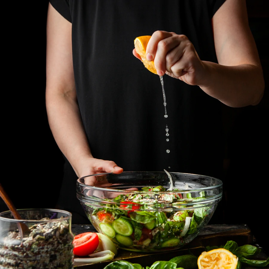 Preparación saludable con vegetales frescos